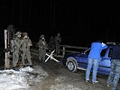 Personen- und Kfz-Kontrollen an einem Checkpoint der Friedenstruppe. (Bild öffnet sich in einem neuen Fenster)