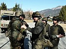 Absprachen zwischen deutschen und österreichischen Soldaten. (Bild öffnet sich in einem neuen Fenster)