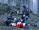 Erstversorgung des Patienten durch einen Arzt - direkt vor Ort. (Bild öffnet sich in einem neuen Fenster)