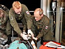 Dr. Danhofer, l., und Dr. Maurer führen die medizinische Versorgung durch. (Bild öffnet sich in einem neuen Fenster)