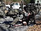 Bei einem Anschlag wird ein Soldat der Friedenstruppe verletzt... (Bild öffnet sich in einem neuen Fenster)