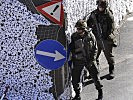 Die Soldaten gehen sofort in Stellung... (Bild öffnet sich in einem neuen Fenster)