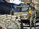 Am Checkpoint werden Personen- und Kfz-Kontrollen durchgeführt. (Bild öffnet sich in einem neuen Fenster)