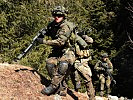 Deutsche Soldaten des Gebirgsjägerbataillons 232 beim Gegenangriff. (Bild öffnet sich in einem neuen Fenster)