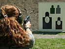 Griechische Soldatin beim Pistolenschießen. (Bild öffnet sich in einem neuen Fenster)