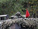 Der Panzerkommandant beobachtet die Trefferlage seines Bordschützen. (Bild öffnet sich in einem neuen Fenster)