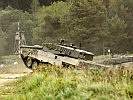 Auf Befehl setzen sich die Panzer in Bewegung. (Bild öffnet sich in einem neuen Fenster)