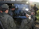 Der Kommandant der ABC-Abwehrkompanie weist seine Soldaten sein. (Bild öffnet sich in einem neuen Fenster)