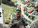 Ausbilder und Führer: der Kommandant weist seine Soldaten ein. (Bild öffnet sich in einem neuen Fenster)
