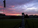 Die Artilleriegeschütze sind bereits im Morgengrauen in Stellung... (Bild öffnet sich in einem neuen Fenster)