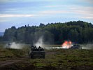 Kampfpanzer "Leopard" im Feuerkampf.