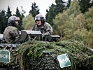 Generalleutnant Höfler überzeugt sich vom Können der Soldaten der Vierten. (Bild öffnet sich in einem neuen Fenster)