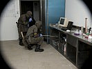 Die Spezialisten der ABC-Abwehr in dem illegalen Labor.