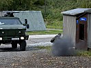 Plötzlich detoniert eine "road side bomb". (Bild öffnet sich in einem neuen Fenster)