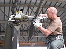 Der Heckrotor wird genau kontrolliert. (Bild öffnet sich in einem neuen Fenster)