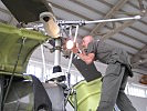 Ein Techniker untersucht den Hauptrotor. (Bild öffnet sich in einem neuen Fenster)
