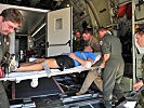 Der Patient wird in den Ambulanzcontainer gehoben.