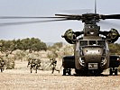 Ein CH-53 setzt portugiesische Soldaten ab. (Bild öffnet sich in einem neuen Fenster)