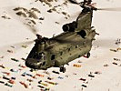Ein "Chinook" der niederländischen Luftwaffe über dem Strand Ovars. (Bild öffnet sich in einem neuen Fenster)