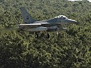 Eine F-16 im Landeanflug auf den Militärflugplatz Ovar. (Bild öffnet sich in einem neuen Fenster)