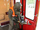 Die verkeilte Waggontür wird mit einem hydraulischen Werkzeug geöffnet. (Bild öffnet sich in einem neuen Fenster)