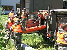 Übung: Nach einem Zugunglück werden Menschen aus einem Waggon geborgen. (Bild öffnet sich in einem neuen Fenster)