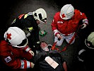 Hier arbeiten Helfer von Feuerwehr und Rotem Kreuz zusammen. (Bild öffnet sich in einem neuen Fenster)
