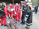 Unfallaufnahme durch die Polizei im Beisein der Rettungssanitäter. (Bild öffnet sich in einem neuen Fenster)