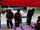 Verbindungsaufnahme mit der Feuerwehr bei der Einsatzleitung. (Bild öffnet sich in einem neuen Fenster)