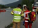 Gespannt verfolgen die restlichen Retter die Bergung an Land. (Bild öffnet sich in einem neuen Fenster)