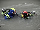 Einsatztaucher der Wasserrettung und Feuerwehr. (Bild öffnet sich in einem neuen Fenster)