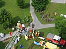 Mit der Feuerwehrdrehleiter werden Menschen aus dem Krankenhaus evakuiert. (Bild öffnet sich in einem neuen Fenster)