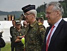 Bayerns Innenminister Joachim Herrmann mit Vizeadmiral Manfred Nielson. (Bild öffnet sich in einem neuen Fenster)