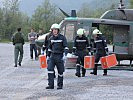 Spezialisten der Feuerwehr landen mit einem Heereshubschrauber. (Bild öffnet sich in einem neuen Fenster)