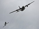 Ein Eurofighter zwingt die C-130 Transportmaschine zur Landung.