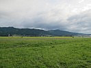 Noch hängen dichte Wolken am Himmel über dem Tremmelberg.
