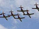 Im Formationsflug treffen die Stargäste ein. (Bild öffnet sich in einem neuen Fenster)