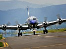 Die Douglas DC-6B von Red Bull auf der Rollbahn. (Bild öffnet sich in einem neuen Fenster)