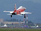 Eine F-5 der Patrouille Suisse im Landeanflug. (Bild öffnet sich in einem neuen Fenster)