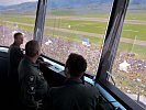 Display-Direktor Oberstleutnant Bernd Piff, m., managt das Flugprogramm. (Bild öffnet sich in einem neuen Fenster)