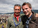 Pilot Roland Miedler und Moderator Florian Rudig informieren die Zuschauer.