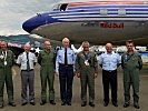 Brigadier Gruber, 3.v.r., mit den ausländischen Airchiefs vor der DC-6. (Bild öffnet sich in einem neuen Fenster)