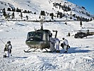 Ein Agusta Bell 212 und ein S-70 "Black Hawk" im Flugverband eingesetzt. (Bild öffnet sich in einem neuen Fenster)
