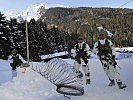 Ein Kontrollposten der deutschen Soldaten des Gebirgsjägerbataillons 233. (Bild öffnet sich in einem neuen Fenster)