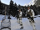 Deutsche Gebirgsjäger betreiben einen Kontrollpunkt an der Bewegungslinie. (Bild öffnet sich in einem neuen Fenster)