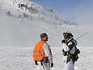 Einweiser stehen stets mit den Piloten in Funkverbindung. (Bild öffnet sich in einem neuen Fenster)