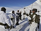 Befehlsausgabe durch den Kommandanten an die versammelten Soldaten. (Bild öffnet sich in einem neuen Fenster)