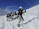 Mit Tourenschi und voller Ausrüstung am Weg durch Schnee und Eis. (Bild öffnet sich in einem neuen Fenster)