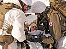 Nach der Erstversorgung eines Verwundeten durch Sanitäter vor Ort... (Bild öffnet sich in einem neuen Fenster)