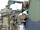 Abtransport des Patienten mit einem "Hägglunds"- Überschneefahrzeug. (Bild öffnet sich in einem neuen Fenster)
